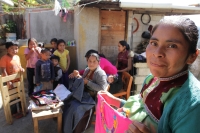 Jueves 7 de diciembre del 2017. San Cristóbal de las Casas. Artesanas de San Juan Chamula realizan la elaboración de tejidos tradicionales indí­genas en el modesto taller instalado en la parte alta de la zona norte para poder ofrecer las prendas a los v