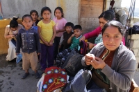 Jueves 7 de diciembre del 2017. San Cristóbal de las Casas. Artesanas de San Juan Chamula realizan la elaboración de tejidos tradicionales indí­genas en el modesto taller instalado en la parte alta de la zona norte para poder ofrecer las prendas a los v