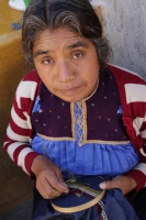 Jueves 7 de diciembre del 2017. San Cristóbal de las Casas. Artesanas de San Juan Chamula realizan la elaboración de tejidos tradicionales indí­genas en el modesto taller instalado en la parte alta de la zona norte para poder ofrecer las prendas a los v