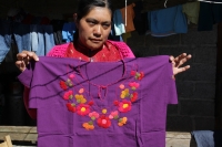 Jueves 7 de diciembre del 2017. San Cristóbal de las Casas. Artesanas de San Juan Chamula realizan la elaboración de tejidos tradicionales indÃÂgenas en el modesto taller instalado en la parte alta de la zona norte para poder ofrecer las prendas a los v Jueves 7 de diciembre del 2017. San Cristóbal de las Casas. Artesanas de San Juan Chamula realizan la elaboración de tejidos tradicionales indÃÂgenas en el modesto taller instalado en la parte alta de la zona norte para poder ofrecer las prendas a los v