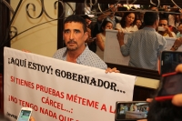 Viernes 4 de septiembre del 2015. Tuxtla Gutiérrez. Paco Rojas Toledo ex candidato a la alcaldía de la capital de Chiapas por el PAN se manifiesta este medio día después de recibir la demanda por lavado de dinero durante la campaña política que se encuent