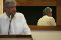 AMLO en Tuxtla.  Andrés Manuel López Obrador llega a la ciudad de Tuxtla dond realiza la presentación de su libro “La mafia que se adueño de México… y el 2010” esta tarde en la capital del estado de Chiapas.