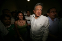AMLO en Tuxtla.  Andrés Manuel López Obrador llega a la ciudad de Tuxtla dond realiza la presentación de su libro “La mafia que se adueño de México… y el 2010” esta tarde en la capital del estado de Chiapas.