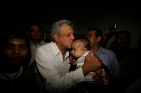 AMLO en Tuxtla.  Andrés Manuel López Obrador llega a la ciudad de Tuxtla dond realiza la presentación de su libro “La mafia que se adueño de México… y el 2010” esta tarde en la capital del estado de Chiapas.