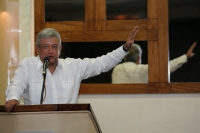 AMLO en Tuxtla.  Andrés Manuel López Obrador llega a la ciudad de Tuxtla dond realiza la presentación de su libro “La mafia que se adueño de México… y el 2010” esta tarde en la capital del estado de Chiapas.