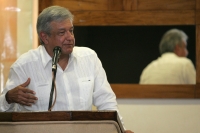 AMLO en Tuxtla.  Andrés Manuel López Obrador llega a la ciudad de Tuxtla dond realiza la presentación de su libro “La mafia que se adueño de México… y el 2010” esta tarde en la capital del estado de Chiapas.