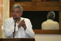 AMLO en Tuxtla.  Andrés Manuel López Obrador llega a la ciudad de Tuxtla dond realiza la presentación de su libro “La mafia que se adueño de México… y el 2010” esta tarde en la capital del estado de Chiapas.