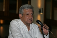 AMLO en Tuxtla.  Andrés Manuel López Obrador llega a la ciudad de Tuxtla dond realiza la presentación de su libro “La mafia que se adueño de México… y el 2010” esta tarde en la capital del estado de Chiapas.