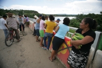 Jueves 9 de septiembre. Pobladores de la cabecera municipal de Villa de Acala, observan con temor la creciente del río Grijalva ante el incremento del caudal por el desfogue de la presa La Angostura.