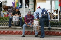 Tuxtla Gutiérrez, 3 de enero. Los vendedores ambulantes del parque central de esta ciudad, esperan poder vender algunos objetos realizados con resinas sin muchas esperanzas puesto que ha iniciado la cuesta económica de enero.