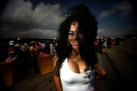 Las jóvenes bellezas chiapanecas acompañan el segundo día de actividades en el viejo aeropuerto Llano San Juan donde se realiza la final del serial de Arrancones Bicentenario 2010  Ah, si es cierto…!! A lo mejor también subo un par de aspectos de los arra