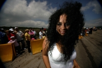 Las jóvenes bellezas chiapanecas acompañan el segundo día de actividades en el viejo aeropuerto Llano San Juan donde se realiza la final del serial de Arrancones Bicentenario 2010  Ah, si es cierto…!! A lo mejor también subo un par de aspectos de los arra