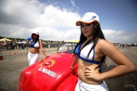Las jóvenes bellezas chiapanecas acompañan el segundo día de actividades en el viejo aeropuerto Llano San Juan donde se realiza la final del serial de Arrancones Bicentenario 2010  Ah, si es cierto…!! A lo mejor también subo un par de aspectos de los arra