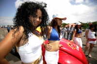 Las jóvenes bellezas chiapanecas acompañan el segundo día de actividades en el viejo aeropuerto Llano San Juan donde se realiza la final del seria de Arrancones Bicentenario 2010