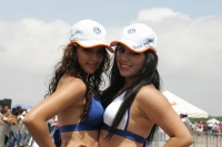 Las jóvenes bellezas chiapanecas acompañan el segundo día de actividades en el viejo aeropuerto Llano San Juan donde se realiza la final del serial de Arrancones Bicentenario 2010  Ah, si es cierto…!! A lo mejor también subo un par de aspectos de los arra