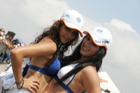 Las jóvenes bellezas chiapanecas acompañan el segundo día de actividades en el viejo aeropuerto Llano San Juan donde se realiza la final del serial de Arrancones Bicentenario 2010  Ah, si es cierto…!! A lo mejor también subo un par de aspectos de los arra