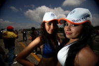 Las jóvenes bellezas chiapanecas acompañan el segundo día de actividades en el viejo aeropuerto Llano San Juan donde se realiza la final del serial de Arrancones Bicentenario 2010  Ah, si es cierto…!! A lo mejor también subo un par de aspectos de los arra