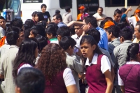 Viernes 14 de septiembre del 2012. Tuxtla Gutiérrez, Chiapas. Foto/Mario Castillo. ESTOS ALUMNOS FUERON CITADOS DESDE LAS 7 DE LA MAÑANA EN EL PARQUE CENTRAL Y ALAS 11:20 AM SE RETIRARON, DESPUES DE ESTAR BAJO EL SOL , LOS MAESTROS TRATARON DE DETERNERLOS