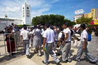 Viernes 14 de septiembre del 2012. Tuxtla Gutiérrez, Chiapas. Foto/Mario Castillo. ESTOS ALUMNOS FUERON CITADOS DESDE LAS 7 DE LA MAÑANA EN EL PARQUE CENTRAL Y ALAS 11:20 AM SE RETIRARON, DESPUES DE ESTAR BAJO EL SOL , LOS MAESTROS TRATARON DE DETERNERLOS