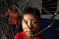 Viernes 8 de julio. un grupo de jóvenes y niños de escasos recursos toman los alimentos que el Banco de Alimentos de la Central de Abastos de Tuxtla les brinda a través de los desayunadores instalados para este fin mientras que las familias reciben despen