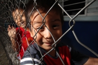 Viernes 8 de julio. un grupo de jóvenes y niños de escasos recursos toman los alimentos que el Banco de Alimentos de la Central de Abastos de Tuxtla les brinda a través de los desayunadores instalados para este fin mientras que las familias reciben despen