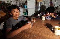 Viernes 8 de julio. un grupo de jóvenes y niños de escasos recursos toman los alimentos que el Banco de Alimentos de la Central de Abastos de Tuxtla les brinda a través de los desayunadores instalados para este fin mientras que las familias reciben despen