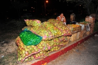 Horticultores de la Central de Abastos de esta ciudad se manifiestan para exigir que sea regularizado el cobro que los administradores les hacen para la venta de sus productos y que les sean garantizadas las instalaciones adecuadas para ello.