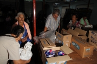 Viernes 8 de julio. Adultos de la tercera edad reciben despensas durante las madrugadas de lluvia en el Banco de Alimentos de la Central de Abastos de la ciudad de Tuxtla Gutiérrez, este banco de alientos  acepta alimentos rescatados de las bodegas de la 