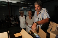 Viernes 8 de julio. Adultos de la tercera edad reciben despensas durante las madrugadas de lluvia en el Banco de Alimentos de la Central de Abastos de la ciudad de Tuxtla Gutiérrez, este banco de alientos acepta alimentos rescatados de las bodegas de la Viernes 8 de julio. Adultos de la tercera edad reciben despensas durante las madrugadas de lluvia en el Banco de Alimentos de la Central de Abastos de la ciudad de Tuxtla Gutiérrez, este banco de alientos acepta alimentos rescatados de las bodegas de la