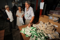 Viernes 8 de julio. Adultos de la tercera edad reciben despensas durante las madrugadas de lluvia en el Banco de Alimentos de la Central de Abastos de la ciudad de Tuxtla Gutiérrez, este banco de alientos  acepta alimentos rescatados de las bodegas de la 