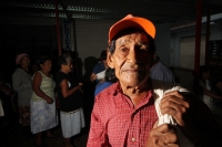 Viernes 8 de julio. Adultos de la tercera edad reciben despensas durante las madrugadas de lluvia en el Banco de Alimentos de la Central de Abastos de la ciudad de Tuxtla Gutiérrez, este banco de alientos  acepta alimentos rescatados de las bodegas de la 