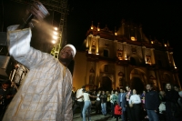 ABDOULAYE DIABATE SE PRESENTA ESTA NOCHE EN LA PLAZA DE LA PAZ DE SAN CRISTOBAL DE LAS CASAS DONDE LA LLUVIA BAILO ENTRE LA GENTE