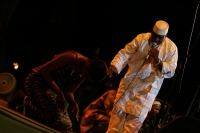 ABDOULAYE DIABATE SE PRESENTA ESTA NOCHE EN LA PLAZA DE LA PAZ DE SAN CRISTOBAL DE LAS CASAS DONDE LA LLUVIA BAILO ENTRE LA GENTE