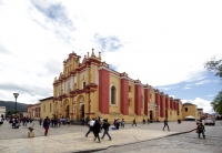 Sábado 15 de julio del 2017. San Cristóbal de las Casas. Los espacios arquitectónicos coloniales ofrecen la calidez hospitalaria a los visitantes que confluyen en las callejuelas de esta ciudad del sureste de México.