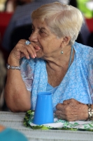 Jueves 28 de agosto del 2014. Tuxtla Gutiérrez. Las personas de la tercera edad de la Casa del Abuelo son coronadas al estilo de la etnia Zoque, acompañados de música y pastel para festejar este día.