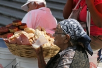Febrero 15. Los abuelitos son bombardeados por vendedores ambulantes quienes les ofrecen medicinas, suplementos alimenticios e incluso aparatos ortopédicos durante el tercer aniversario del Programa Amanecer.