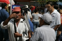 Febrero 15. Los abuelitos son bombardeados por vendedores ambulantes quienes les ofrecen medicinas, suplementos alimenticios e incluso aparatos ortopédicos durante el tercer aniversario del Programa Amanecer.