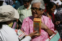 Febrero 15. Los abuelitos son bombardeados por vendedores ambulantes quienes les ofrecen medicinas, suplementos alimenticios e incluso aparatos ortopédicos durante el tercer aniversario del Programa Amanecer.