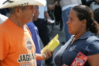 Febrero 15. Los abuelitos son bombardeados por vendedores ambulantes quienes les ofrecen medicinas, suplementos alimenticios e incluso aparatos ortopédicos durante el tercer aniversario del Programa Amanecer.
