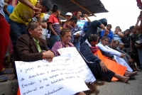 Martes 31 de mayo del 2016. Foto/TA. Comitan de DomÃnguez. Maestras de una escuela primaria son exhibidas y trasquiladas esta mañana durante las manifestaciones del Movimiento Magisterial. Martes 31 de mayo del 2016. Foto/TA. Comitan de DomÃnguez. Maestras de una escuela primaria son exhibidas y trasquiladas esta mañana durante las manifestaciones del Movimiento Magisterial.