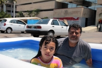 Martes 27 de marzo del 2018. Tuxtla Gutiérrez. Los trabajadores del volante que mantienen un plantón en la Plaza Central instalan albercas para pasar el puente vacacional durante la huelga de taxistas