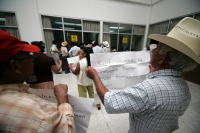 Tuxtla Gutiérrez, martes 9 de febrero. Campesinos de Ácala y de 20 de Noviembre se manifiestan en las instalaciones del Congreso local por la destitución de líderes de algunas comisiones de programas productivos dentro del ayuntamiento de Ácala