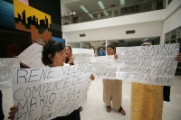 Tuxtla Gutiérrez, martes 9 de febrero. Campesinos de Ácala y de 20 de Noviembre se manifiestan en las instalaciones del Congreso local por la destitución de líderes de algunas comisiones de programas productivos dentro del ayuntamiento de Ácala