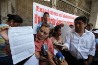 Miércoles 2 de abril del 2014. Tuxtla Gutiérrez. Los familiares del joven asesinado dentro de la cárcel en el municipio de Ácala piden justicia en las entradas del congreso local en Chiapas.