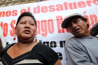Miércoles 2 de abril del 2014. Tuxtla Gutiérrez. Los familiares del joven asesinado dentro de la cárcel en el municipio de Ácala piden justicia en las entradas del congreso local en Chiapas.