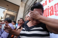 Miércoles 2 de abril del 2014. Tuxtla Gutiérrez. Los familiares del joven asesinado dentro de la cárcel en el municipio de Ácala piden justicia en las entradas del congreso local en Chiapas.