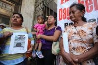 Miércoles 2 de abril del 2014. Tuxtla Gutiérrez. Los familiares del joven asesinado dentro de la cárcel en el municipio de Ácala piden justicia en las entradas del congreso local en Chiapas.