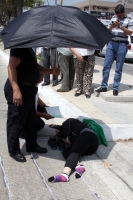 Miércoles 18 de marzo del 2015. Tuxtla Gutiérrez. Dos personas permanecen en el suelo sin soltar el celular después de ser atropellados en el bulevar Belisario Domínguez.