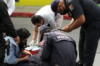 Lunes 23 de noviembre del 2020 Tuxtla Gutiérrez. Una persona lesionada es atendida por los paramédicos de Protección Civil municipal en un percance automovilÃstico sobre la Avenida Central Oriente este medio dÃa. Lunes 23 de noviembre del 2020 Tuxtla Gutiérrez. Una persona lesionada es atendida por los paramédicos de Protección Civil municipal en un percance automovilÃstico sobre la Avenida Central Oriente este medio dÃa.
