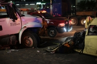 20210422. Tuxtla G. Un fuerte accidente es ocasionado por un volteo en la entrada oriente de la ciudad donde se involucra un vehículo compacto